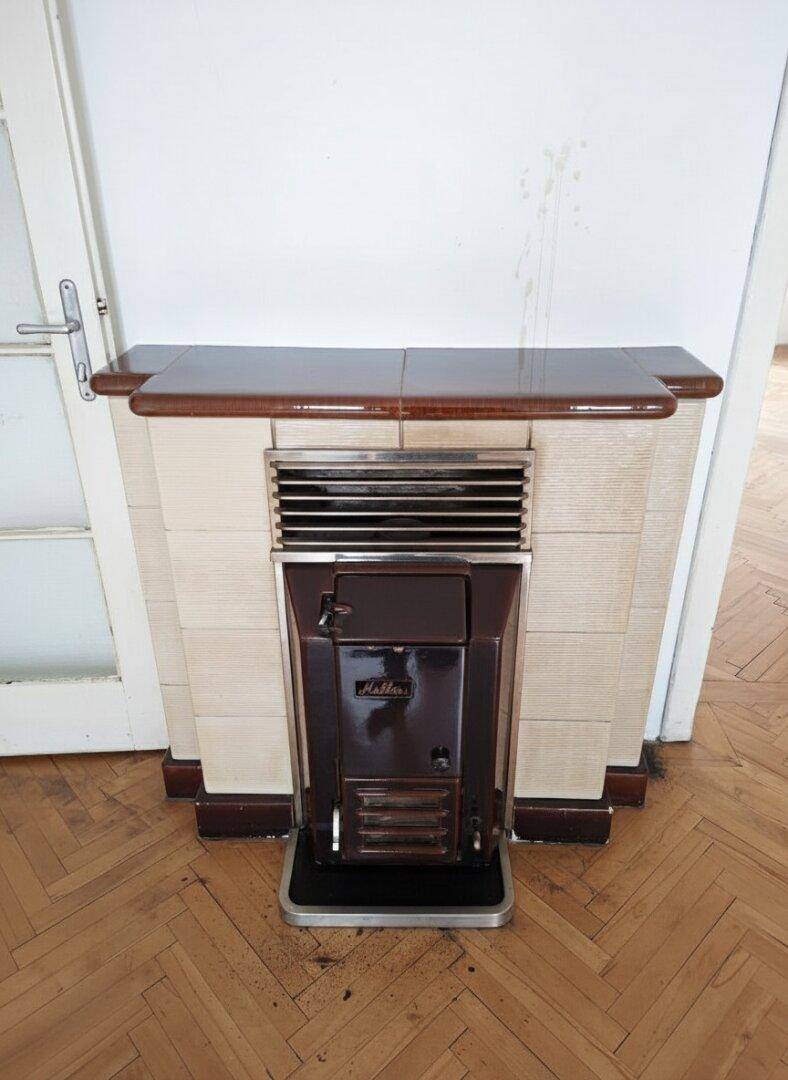 Detailansicht eines traditionellen Ofens mit braunen und beigen Fliesen.