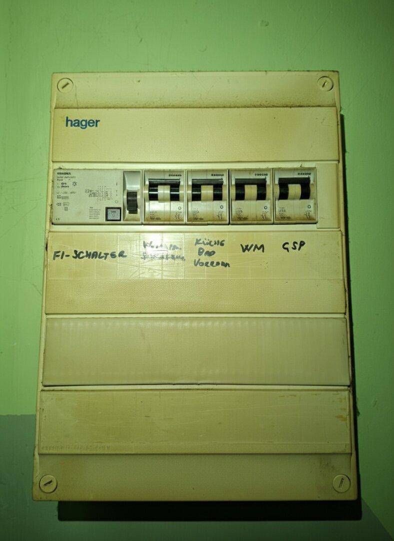 Elektrischer Sicherungskasten von Hager mit Beschriftungen für verschiedene Bereiche.