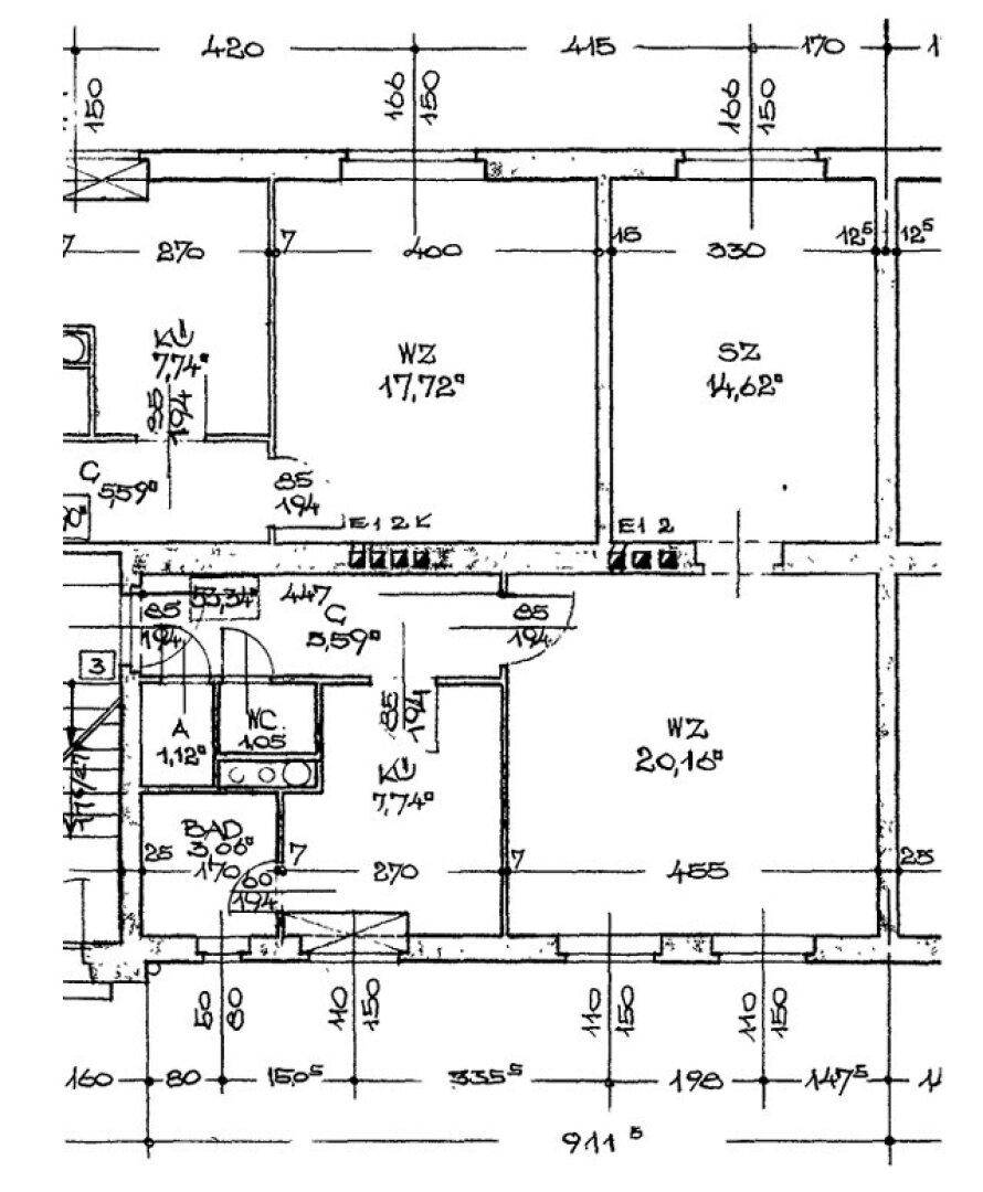 Handgezeichneter Grundriss mit Raumaufteilung und Maßen für eine Wohnung.