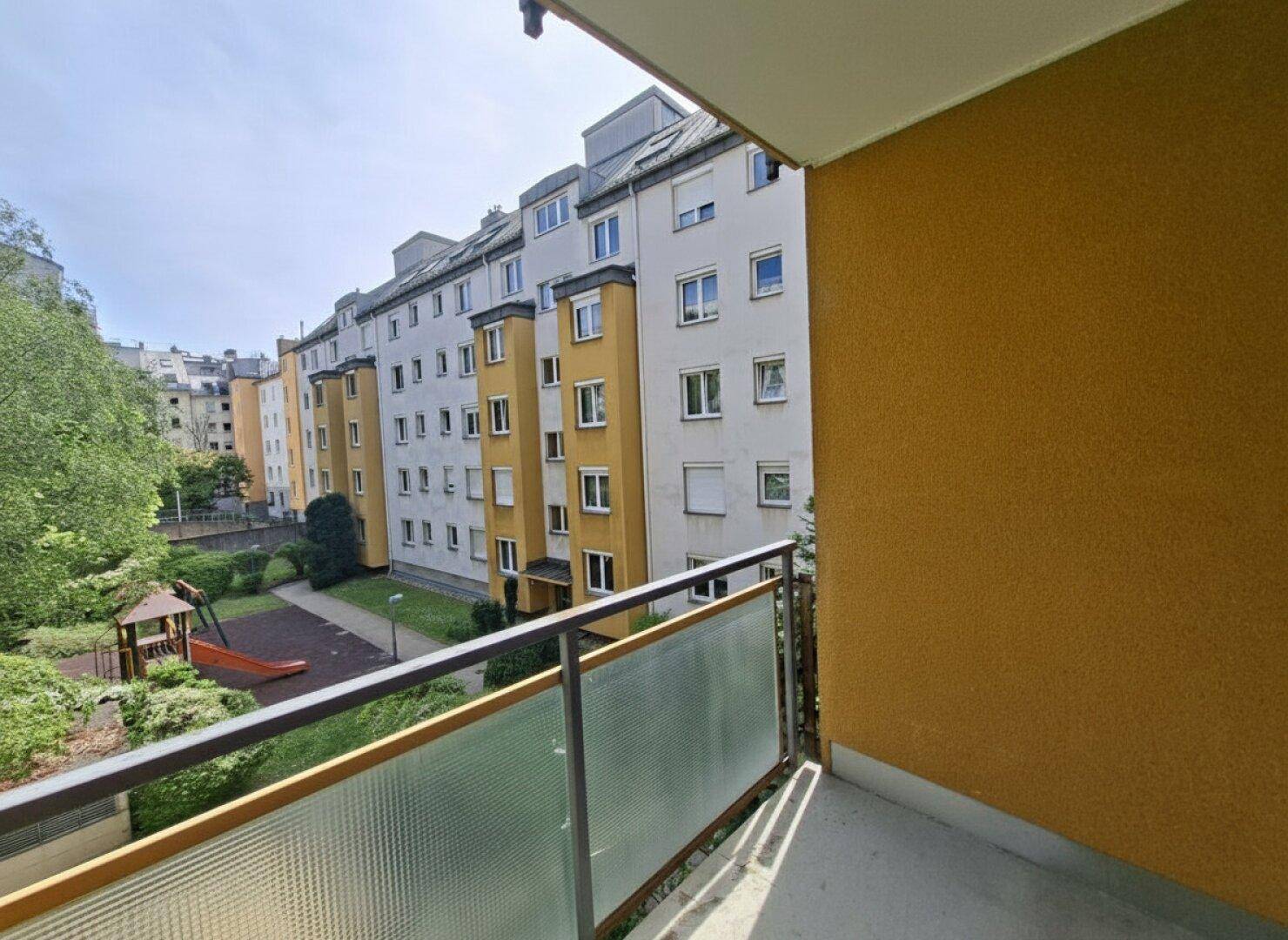 Balkon mit Blick auf den Innenhof und den Spielplatz der Wohnanlage.
