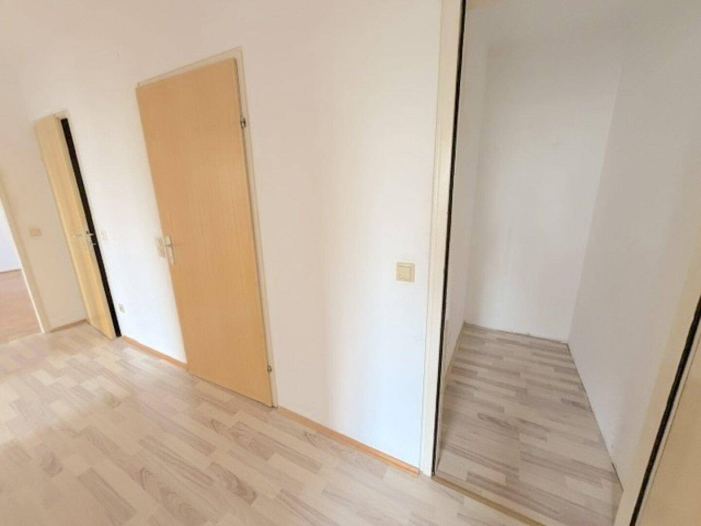 Flur mit Laminatboden und integrierter Nische, ideal für zusätzlichen Stauraum.