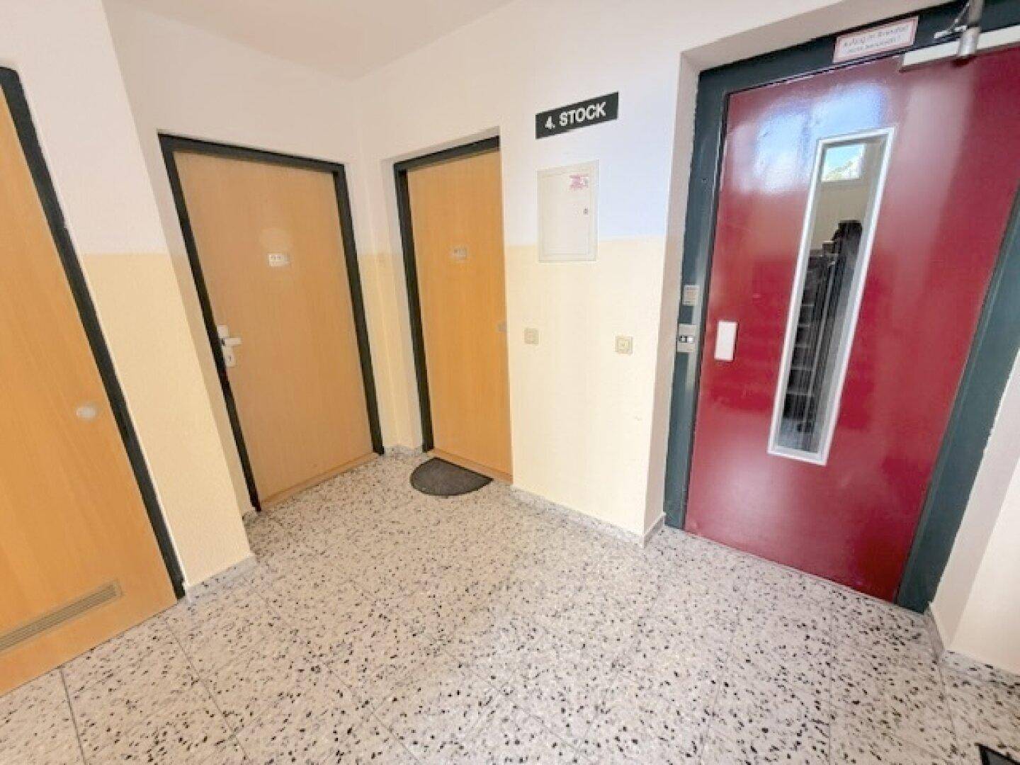 Gemeinschaftlicher Flurbereich mit Aufzug und Zugang zu den einzelnen Wohneinheiten.
