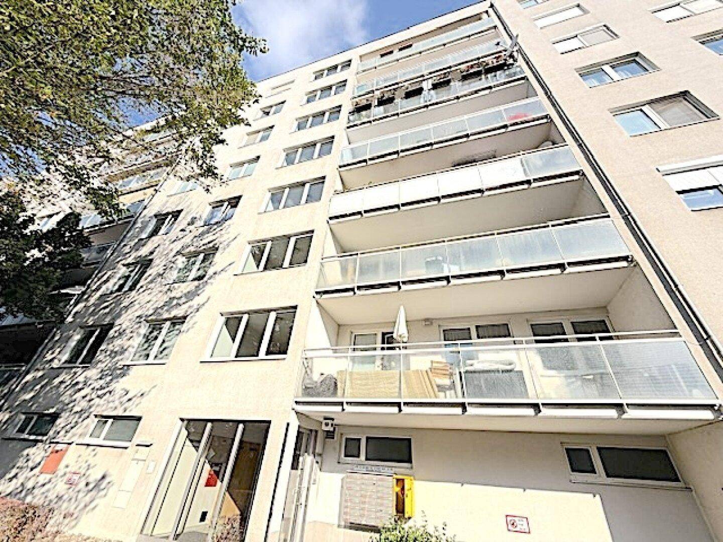 Mehrstöckiges Wohngebäude mit zahlreichen Balkonen und moderner Fassadengestaltung.
