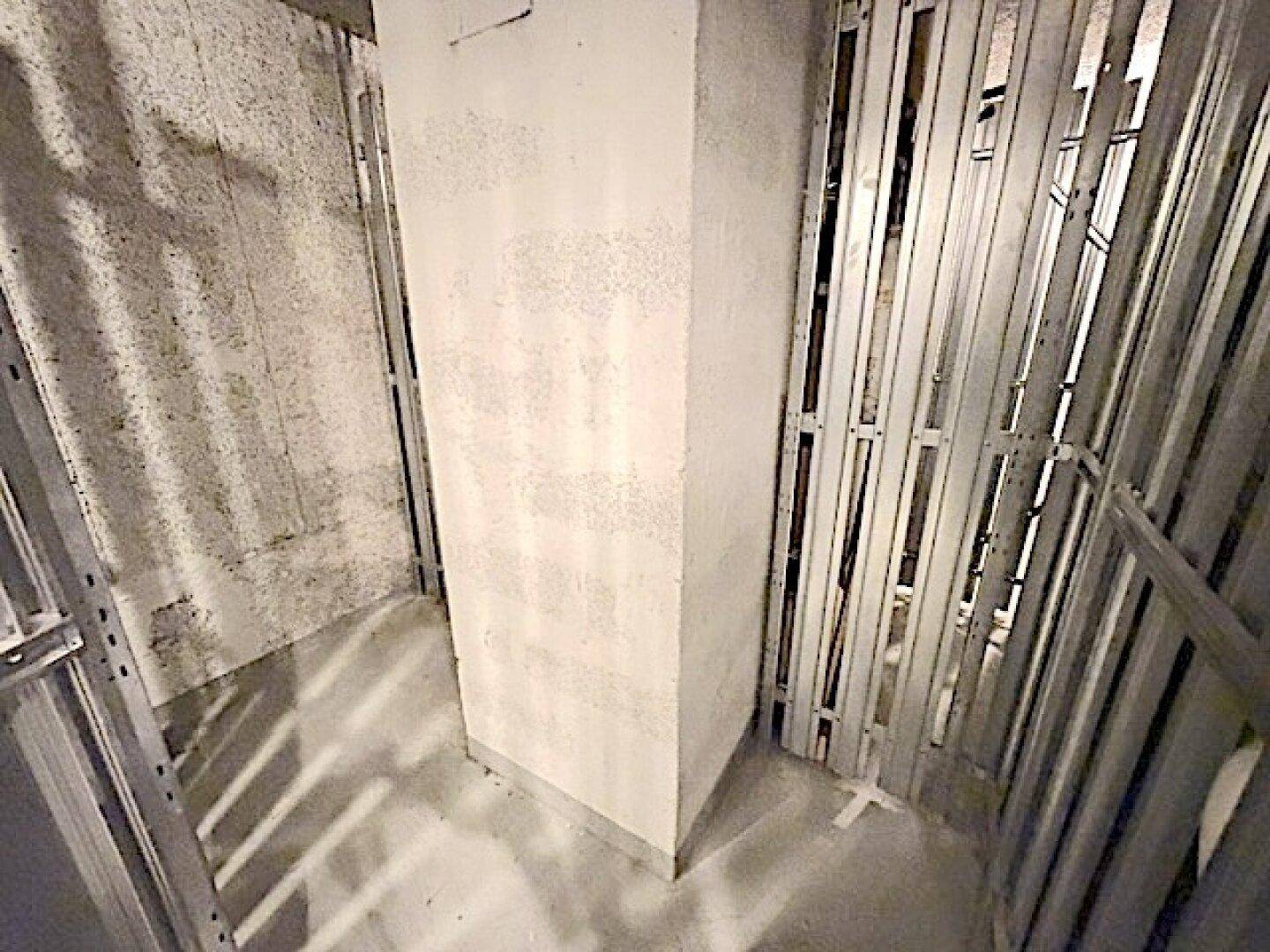 Kellerabteil mit Metallgittern für zusätzlichen Stauraum im Untergeschoss.