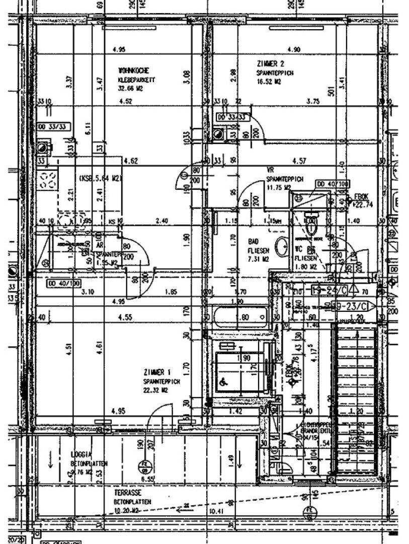 Detaillierter Grundriss mit Raumaufteilung, Maßen und Bezeichnungen für Wohnküche, Zimmer, Bad und Außenbereiche.