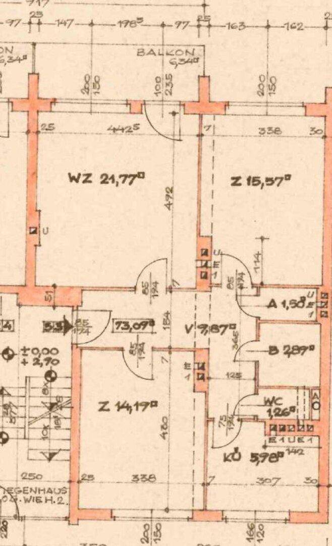Detaillierter Grundriss einer Wohnung mit Zimmern, Balkon, Küche und Sanitärbereichen in einem Altbau.