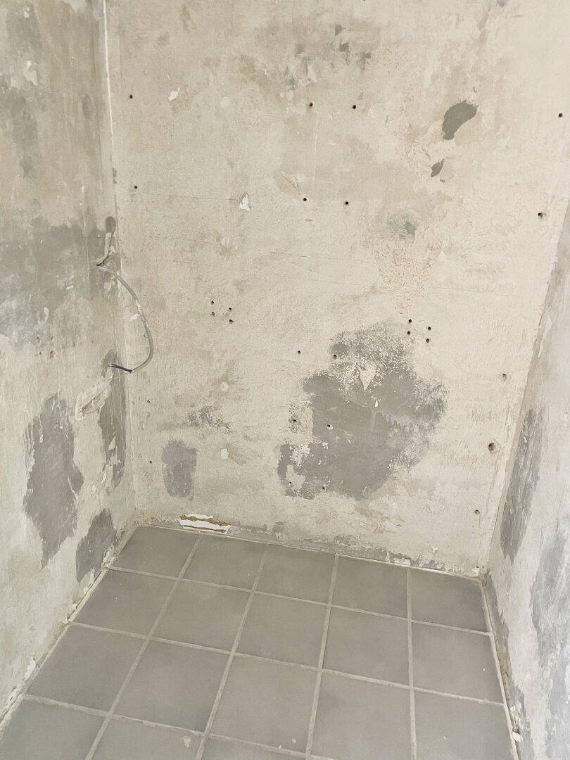 Unfertiger Raum mit Fliesenboden, ideal als Abstellraum oder Speisekammer nutzbar.