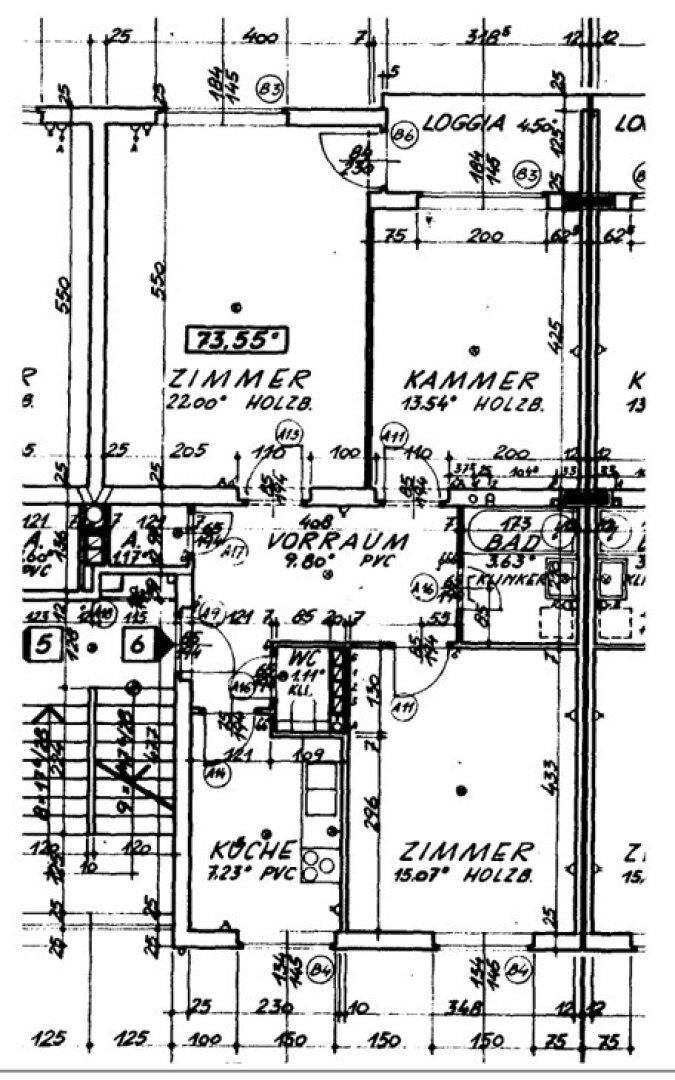 Detaillierter Grundriss einer Wohnung mit Zimmern, Küche, Bad und Loggia, inklusive Maßangaben.