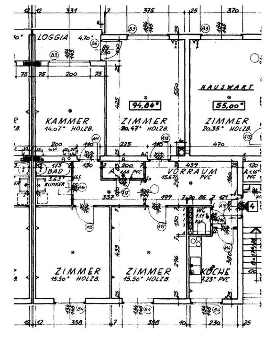 Detaillierter Grundriss einer Wohnung mit Loggia, mehreren Zimmern, Bad und Küche.