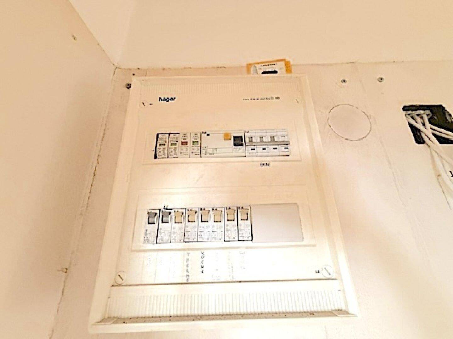 Elektrischer Sicherungskasten an der Wand, zeigt die Hauptverteilung.