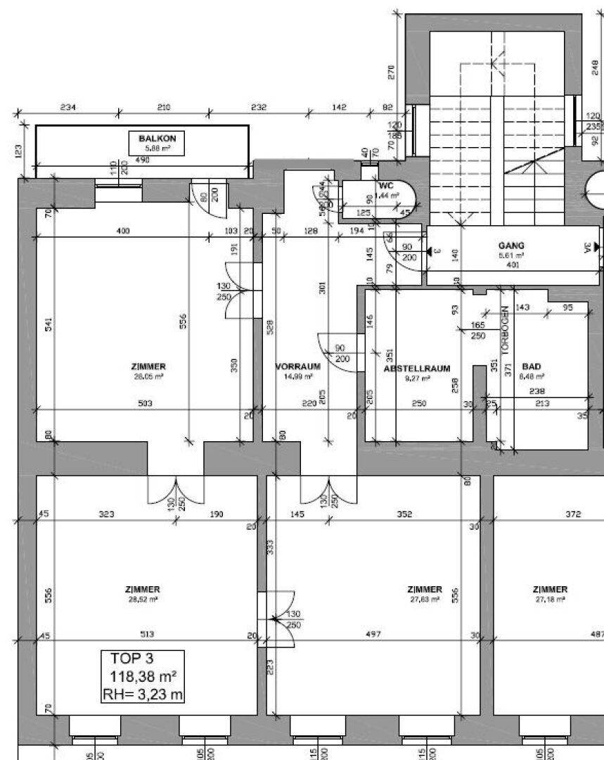 Grundriss einer Wohnung mit mehreren Zimmern, Balkon, Bad und separatem WC, gekennzeichnet durch hohe Decken.