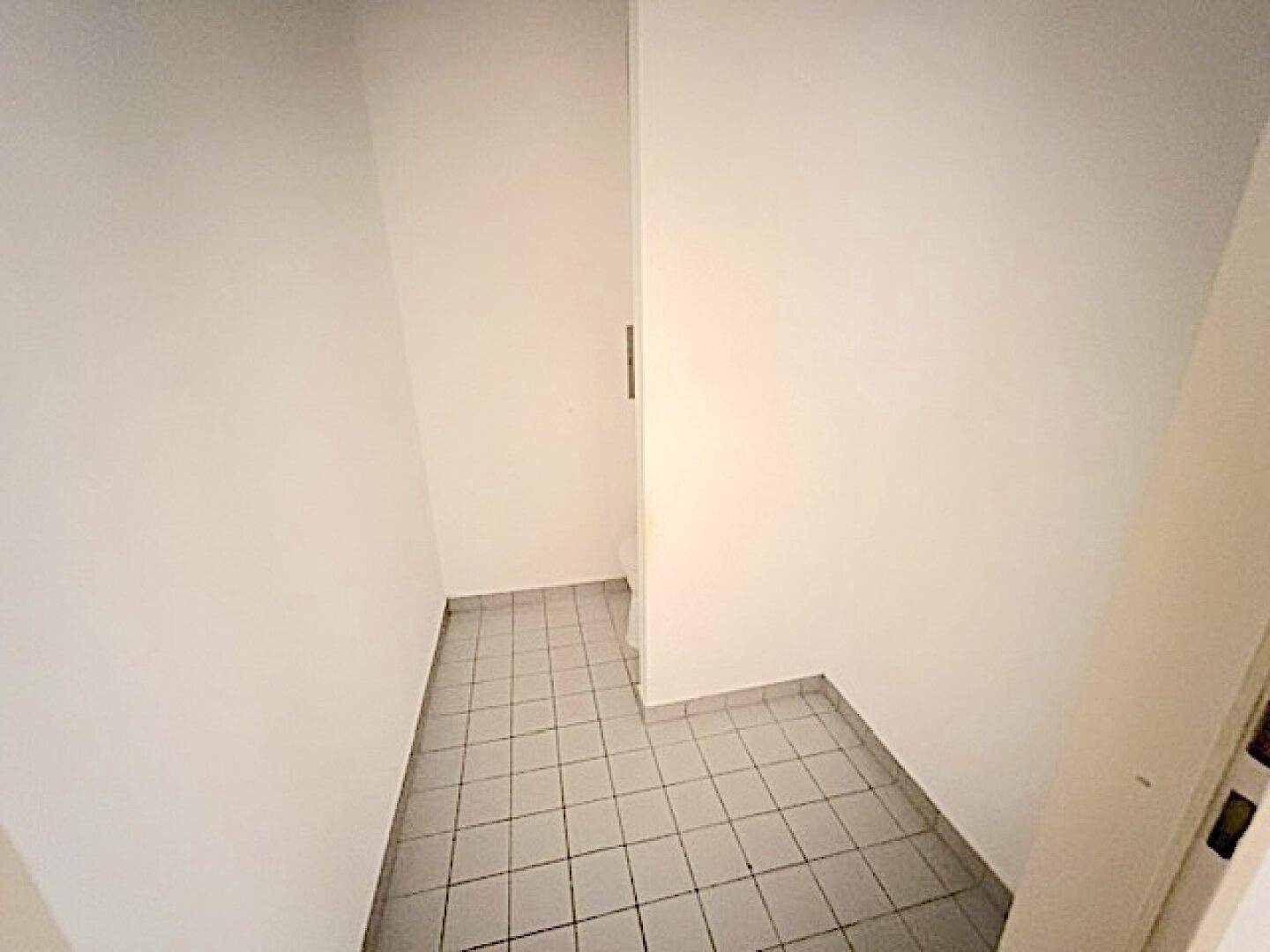 Kleiner Abstellraum mit Fliesenboden, ideal für zusätzlichen Stauraum.