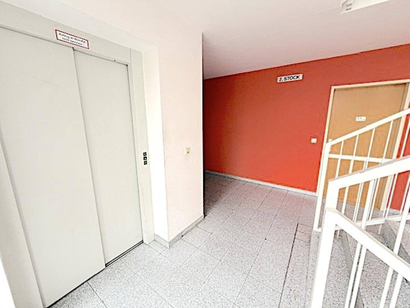 Eingangsbereich mit Aufzug und Treppenhaus, gekennzeichnet als 2. Stock.