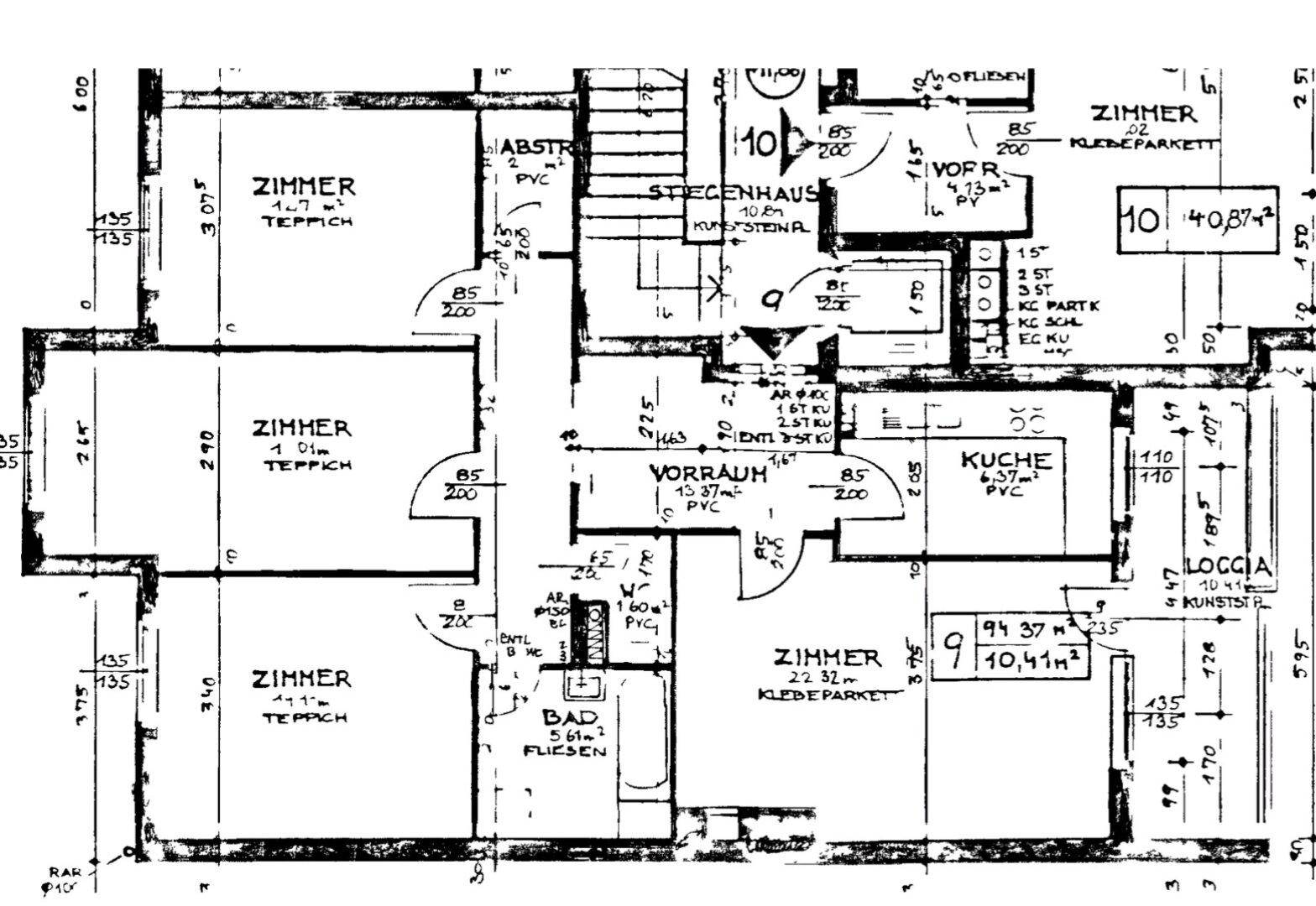 Grundriss einer Wohnung mit mehreren Zimmern, Bad, WC, Küche und Loggia.