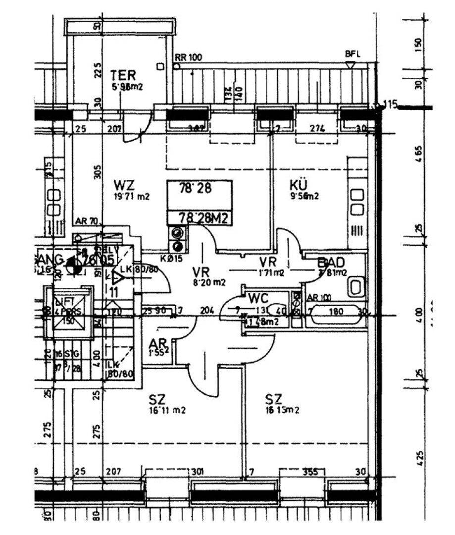 Detaillierter Grundriss einer Wohnung mit Zimmern, Bad, WC und Terrasse.