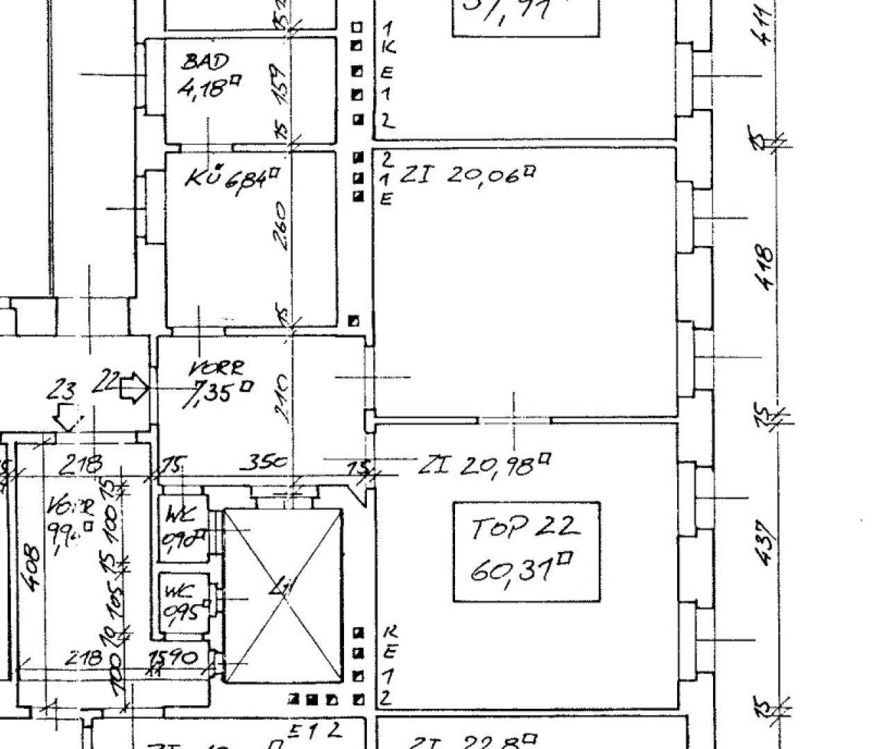 Handgezeichneter Grundriss einer Wohnung mit Raumaufteilung und Maßen.