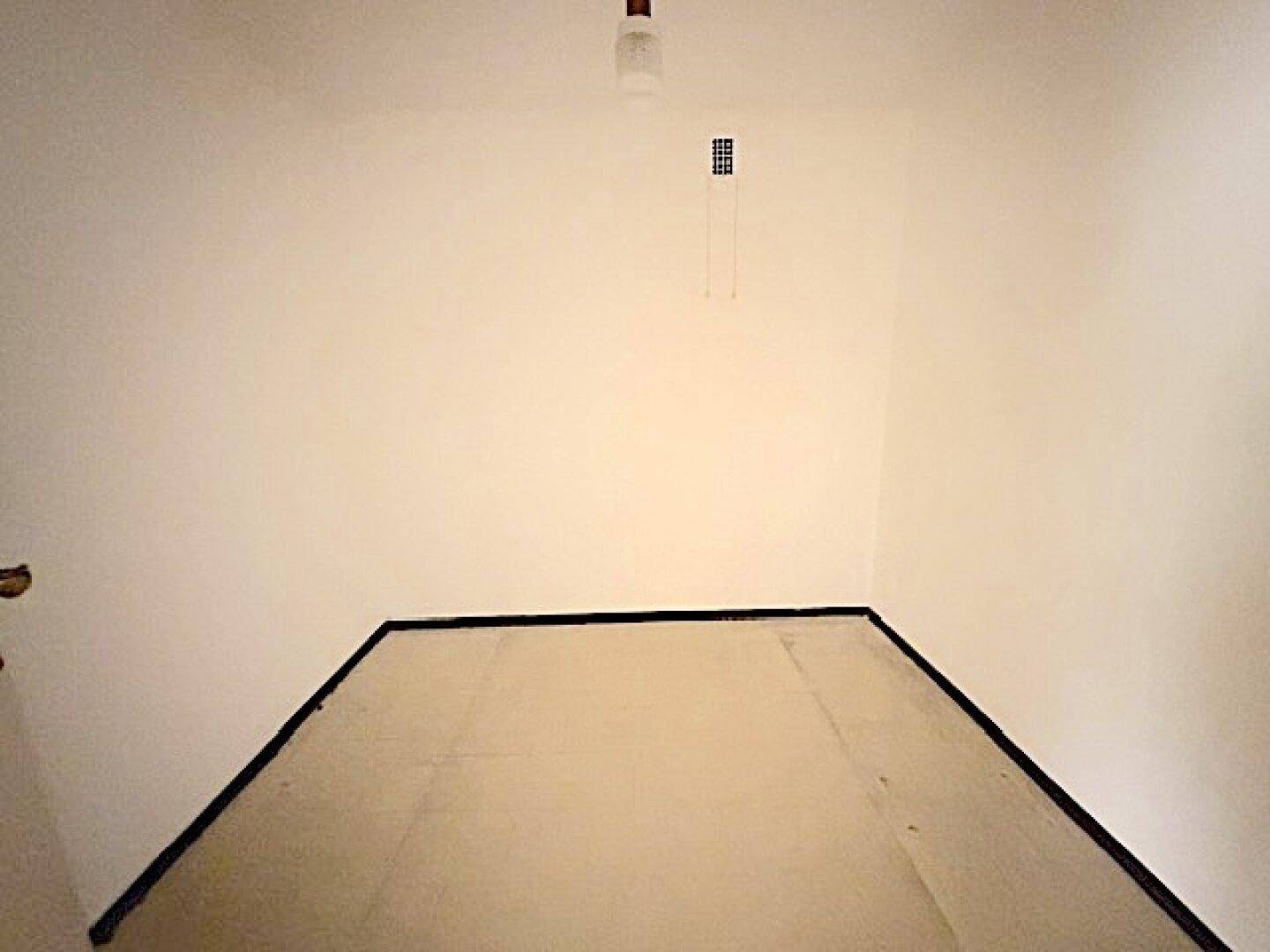 Kleiner, leerer Raum mit hellem Boden, ideal als Abstellraum oder Speisekammer für zusätzlichen Stauraum.