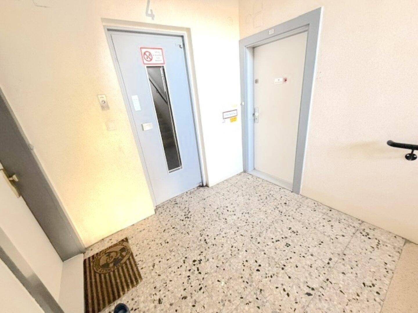 Gemeinschaftlicher Flur mit Aufzug und Zugang zu den Wohnungen, hell und gut zugänglich.