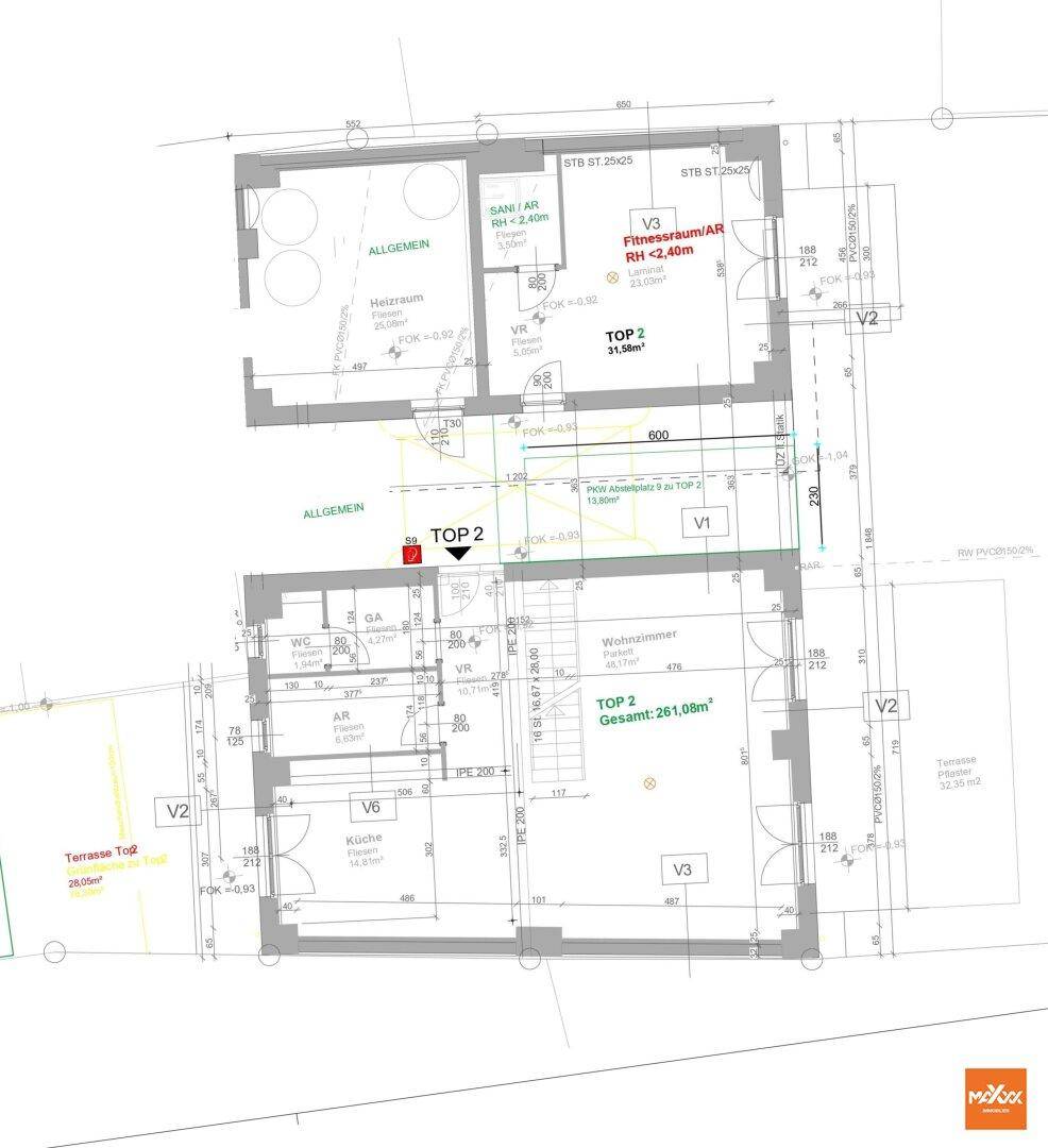 Grundriss des Erdgeschosses mit Wohnzimmer, Küche und Terrasse.