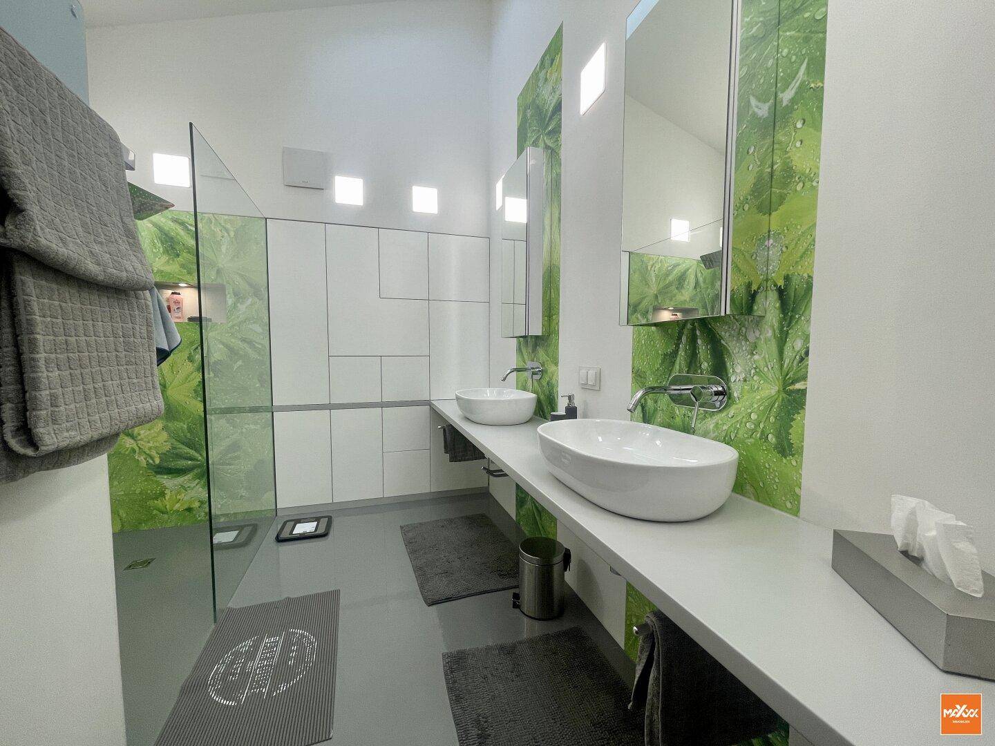 Helles Badezimmer mit zwei Waschbecken, großer Dusche und modernen Armaturen.