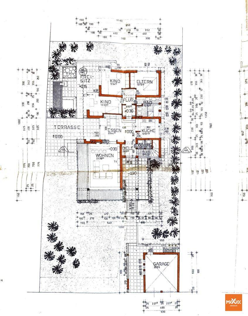 Grundriss des Erdgeschosses mit Wohn-, Ess- und Küchenbereich sowie Terrasse und Garage.