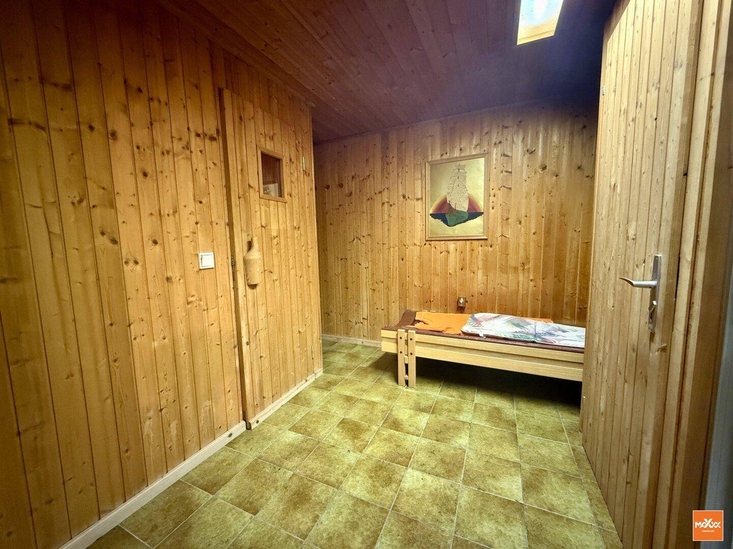 Holzvertäfelter Raum im Untergeschoss, der als Sauna oder Wellnessbereich genutzt werden kann.