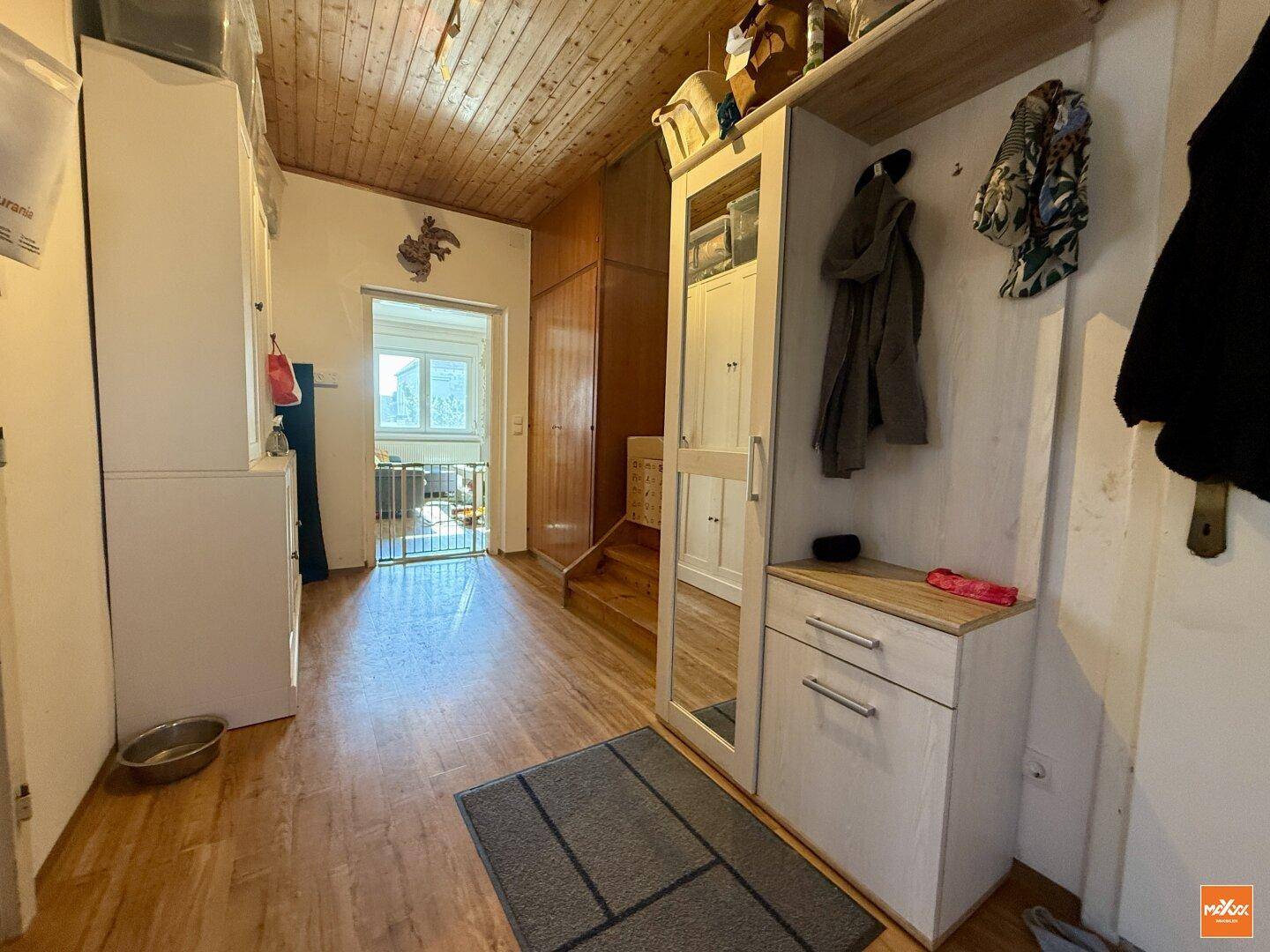 Gemütlicher Eingangsbereich mit Holzdecke, Garderobe und Zugang zu weiteren Räumen.