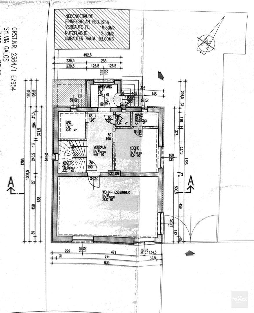 Grundriss des Erdgeschosses mit Wohn-Esszimmer, Küche und Bad.