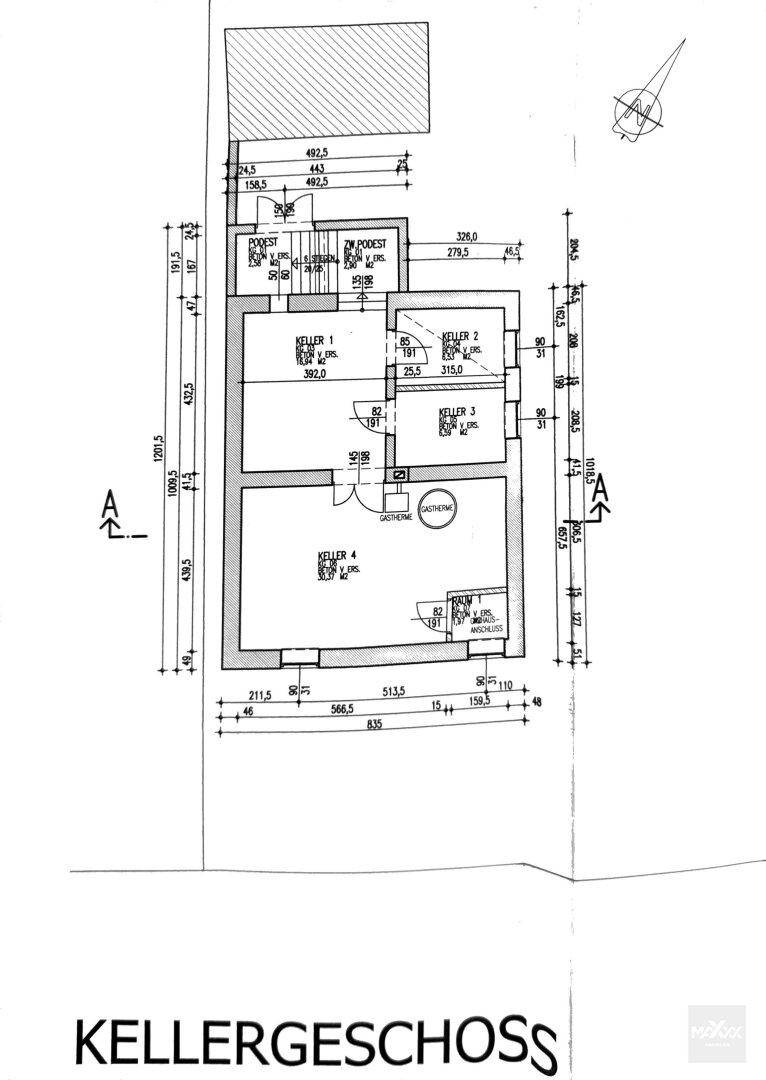 Grundriss des Kellergeschosses mit mehreren Kellerräumen und Lagerflächen.