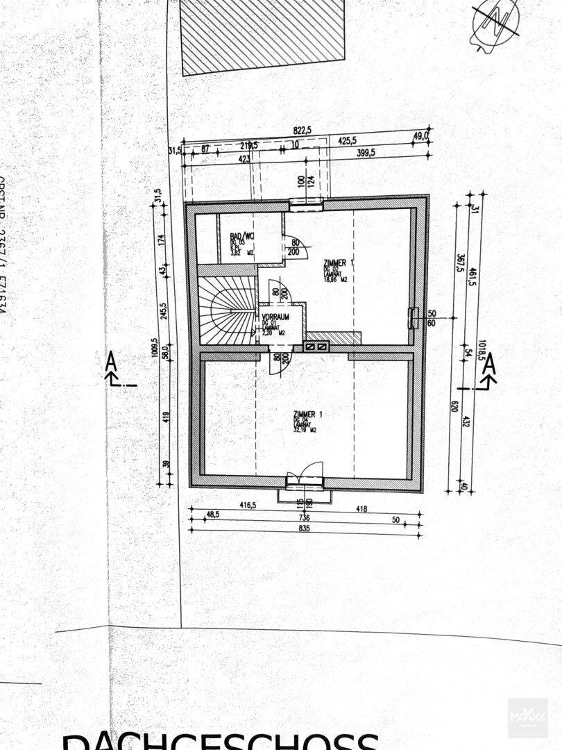 Grundriss des Dachgeschosses mit zwei Zimmern und einem Badezimmer.