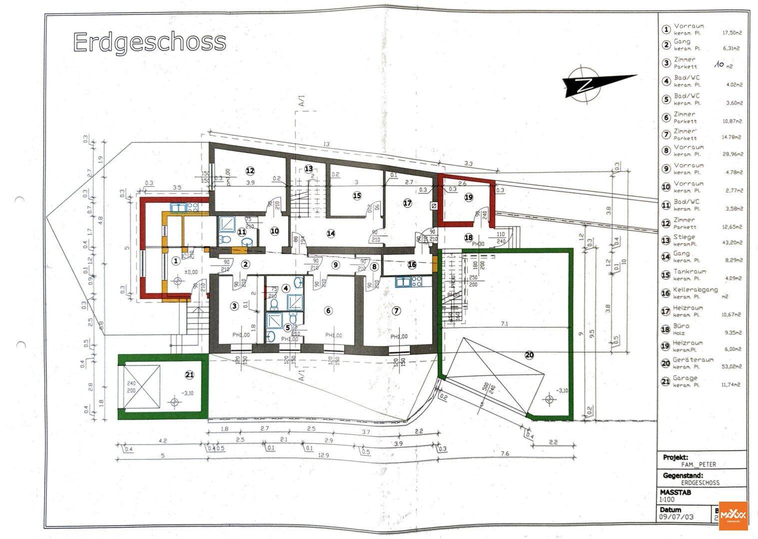 Grundriss des Erdgeschosses mit verschiedenen Räumen und Garagenzugang.
