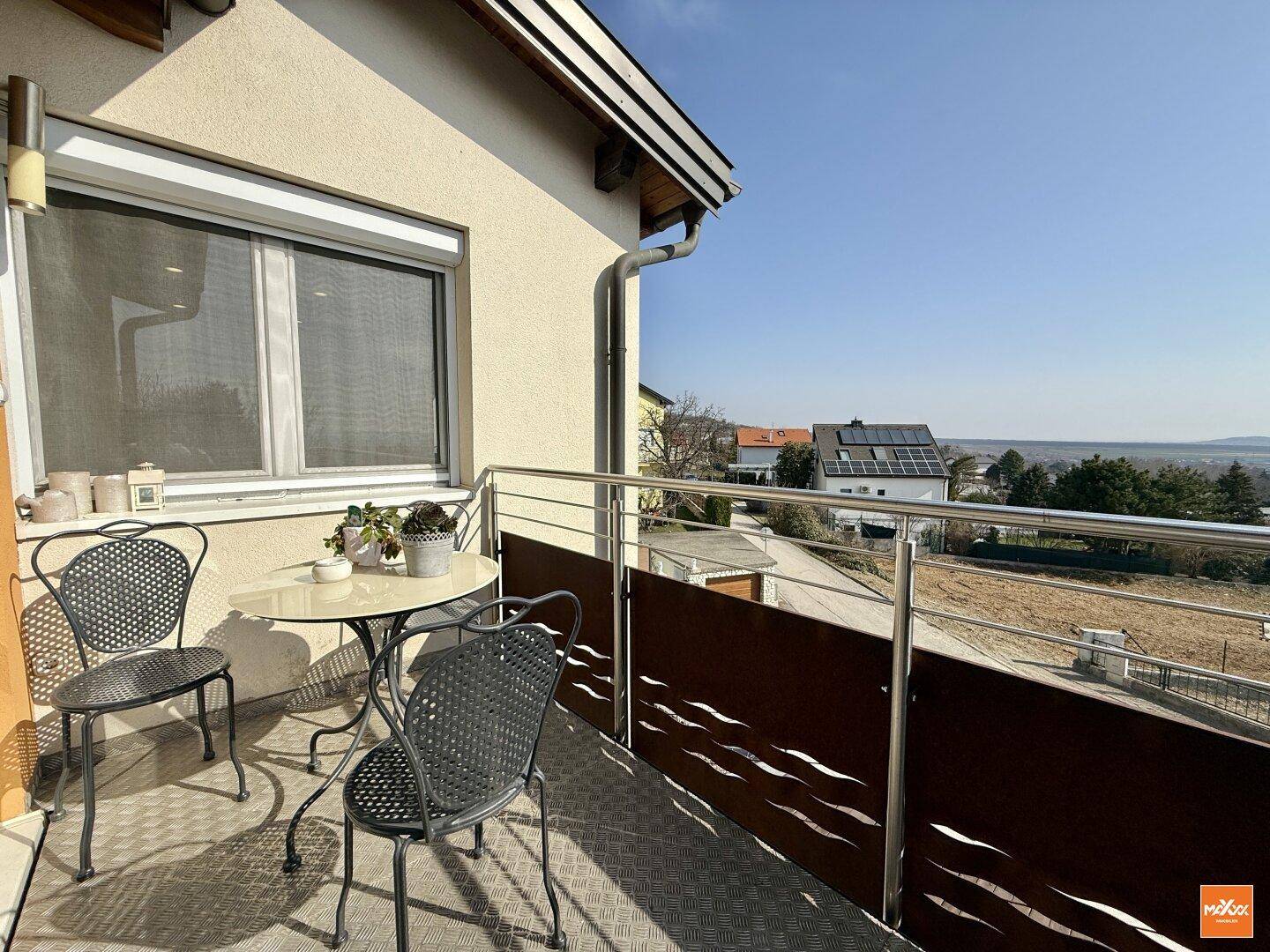 Gemütlicher Balkon mit Sitzgelegenheiten und weitem Blick über die Landschaft.