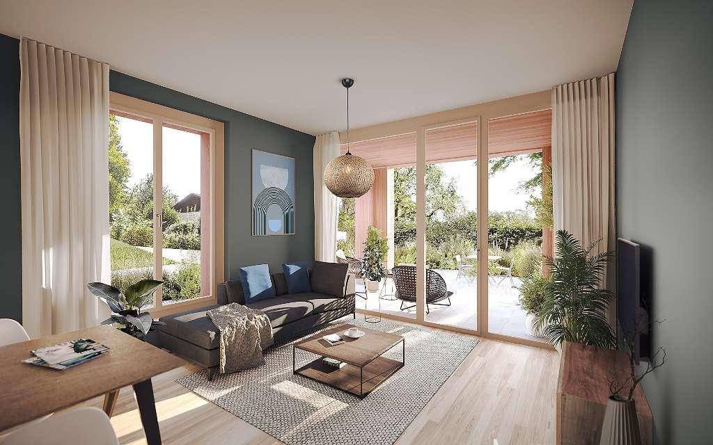 Helles Wohnzimmer mit großen Fenstern, Holzboden und direktem Zugang zur Terrasse.