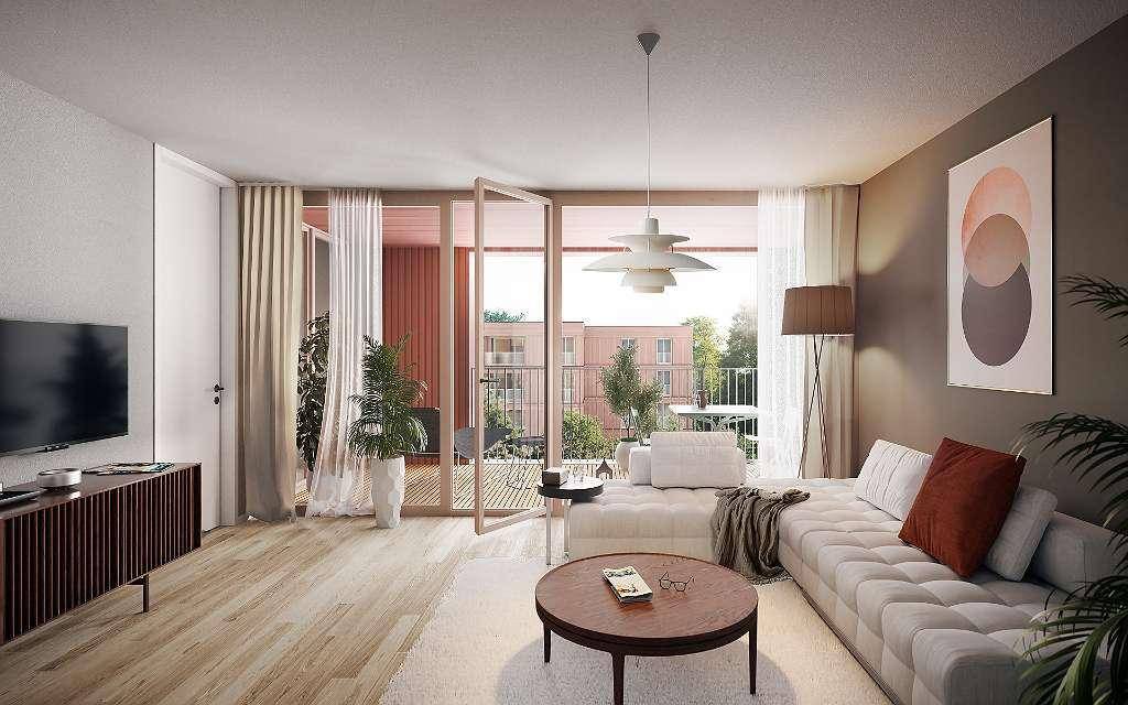Modernes Wohnzimmer mit hellem Sofa, Holzboden und Zugang zu einem Balkon.