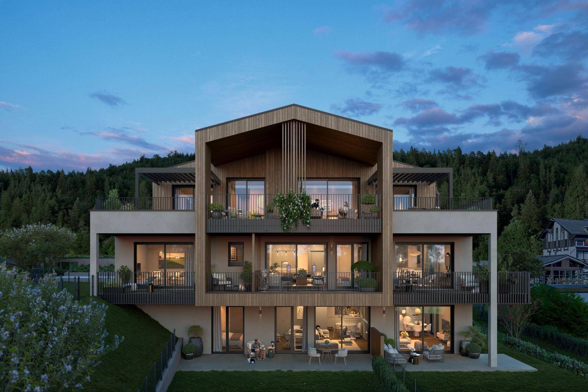 Zeitgenössisches Wohngebäude mit Holzverkleidung, mehreren Balkonen und Terrassen, eingebettet in eine bewaldete Landschaft.