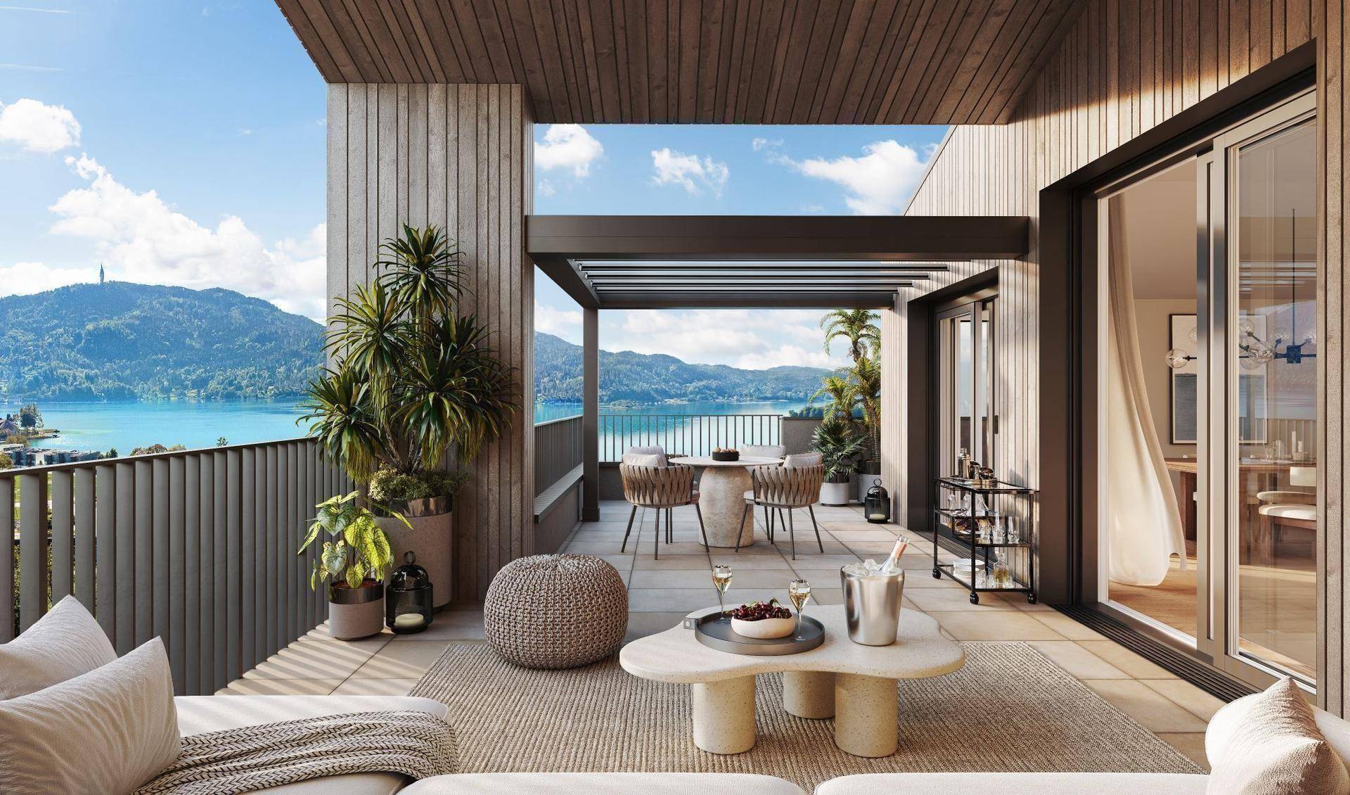 Weitläufige Terrasse mit verschiedenen Sitzbereichen, Pergola und spektakulärem Blick auf den See und die umliegenden Berge.