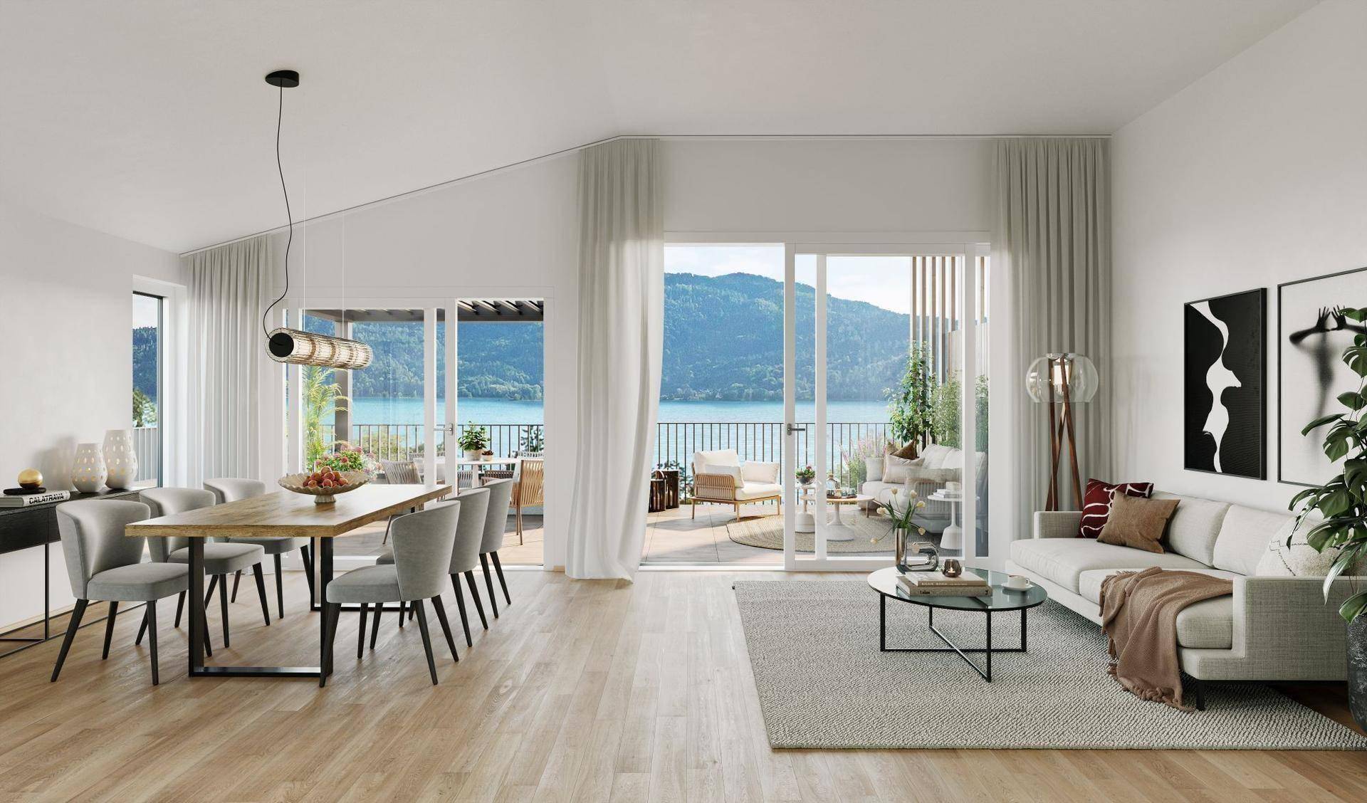 Geräumiger Wohn- und Essbereich mit Holzboden, großem Esstisch und Zugang zu zwei Terrassen mit Seeblick.