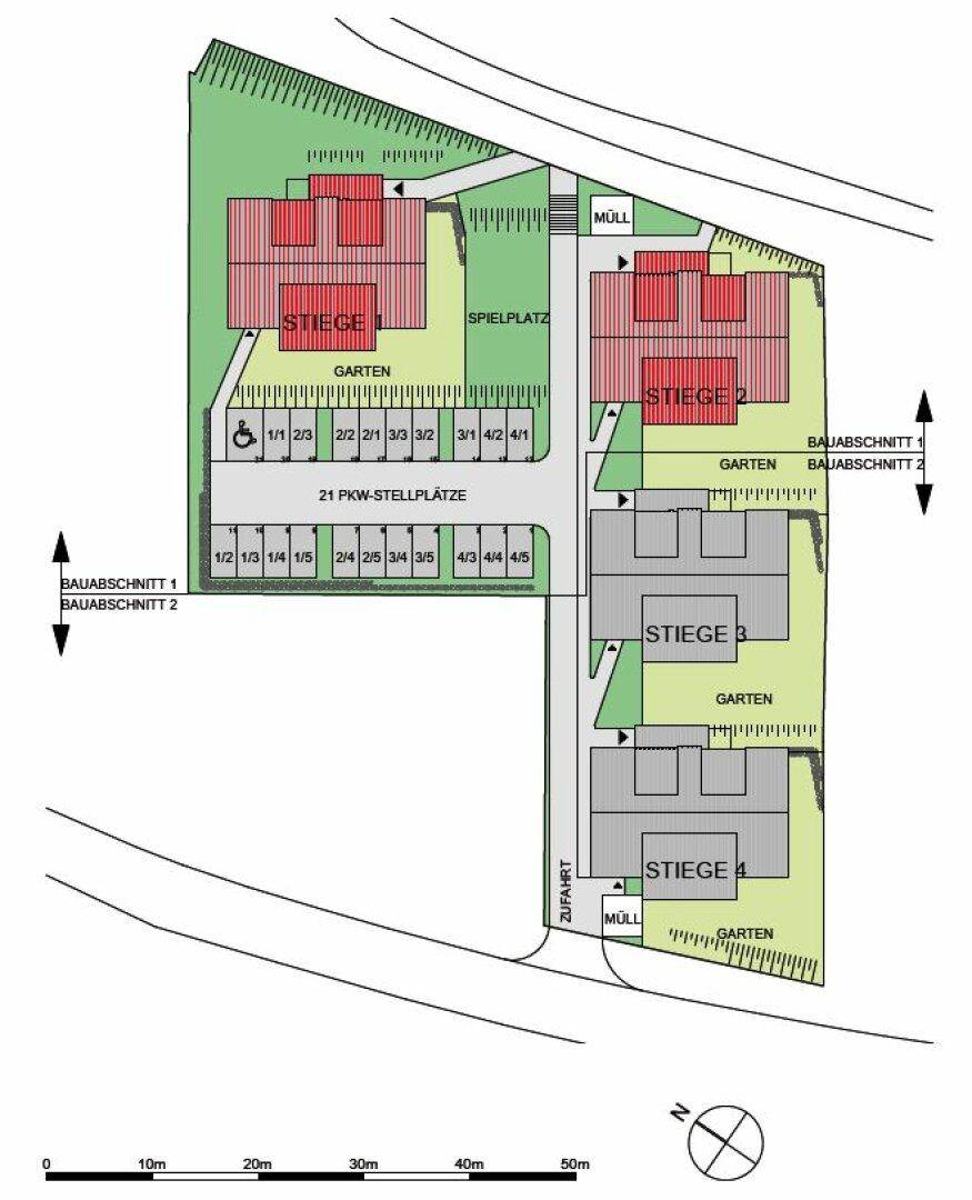 Übersichtsplan der Wohnanlage mit Gebäuden, Parkplätzen, Gärten, Spielplatz und Zufahrt.