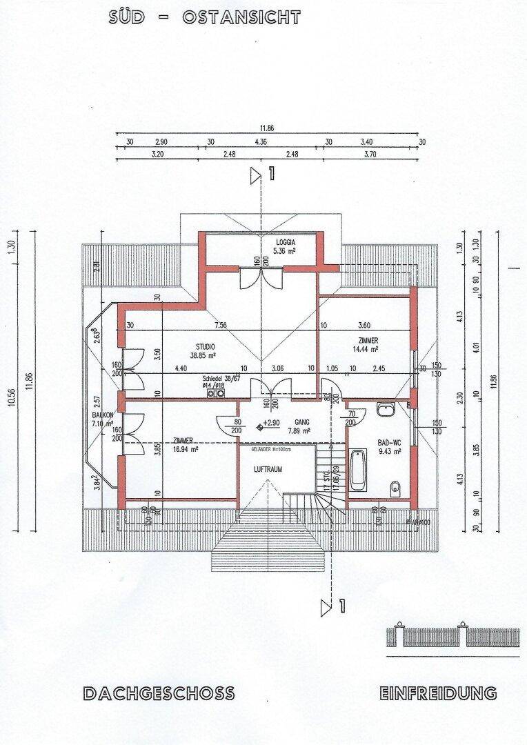 Grundriss des Dachgeschosses mit Studio, Schlafzimmern, Bad und Zugang zu Balkon und Loggia.