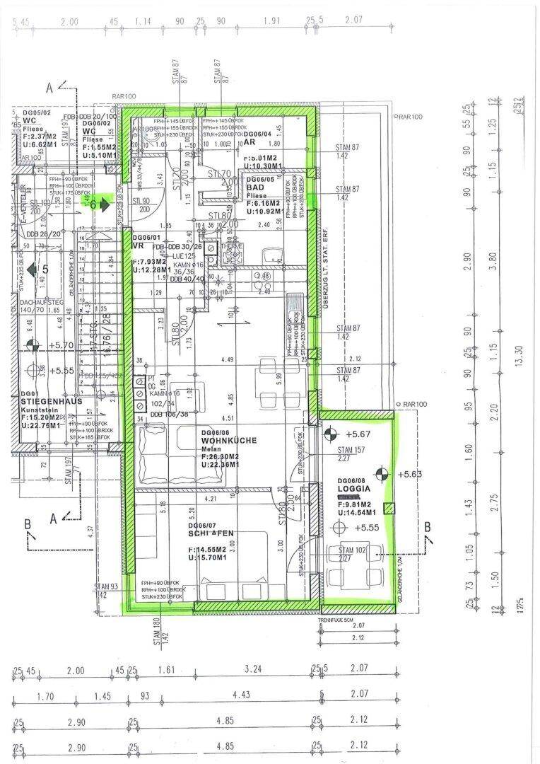Detaillierter Grundriss einer Wohnung mit offenem Wohnbereich, Balkon und mehreren Zimmern.
