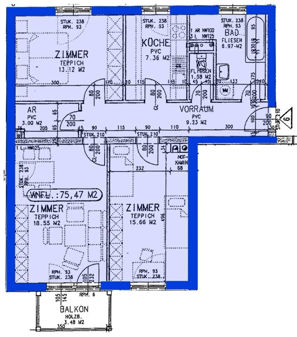 Wohnungsgrundriss mit drei Zimmern, separater Küche, Badezimmer mit Badewanne und einem Balkon.