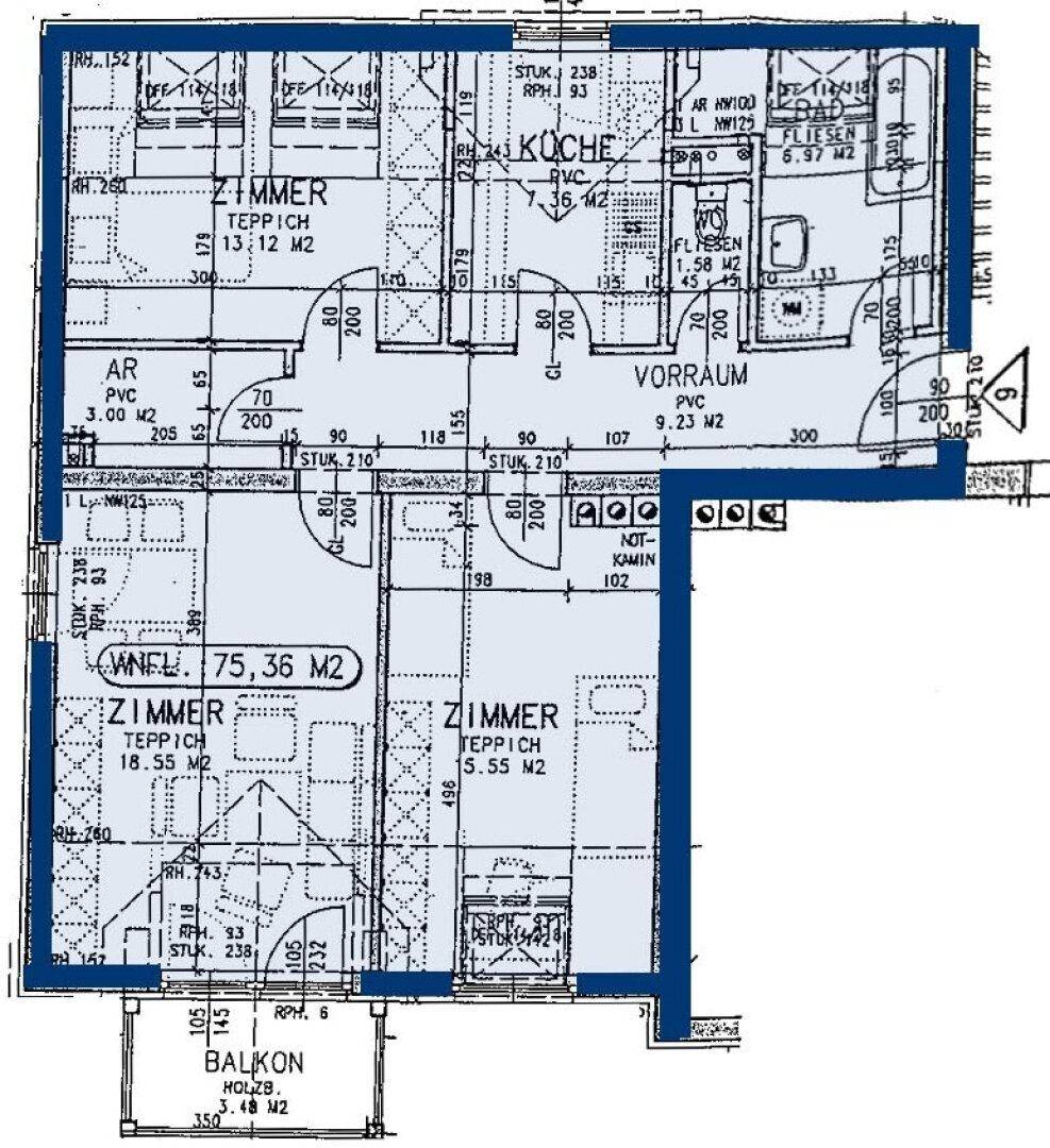 Detaillierter Grundriss einer Wohnung mit drei Zimmern, separater Küche, Bad, WC, Abstellraum, Balkon und Kaminanschluss.