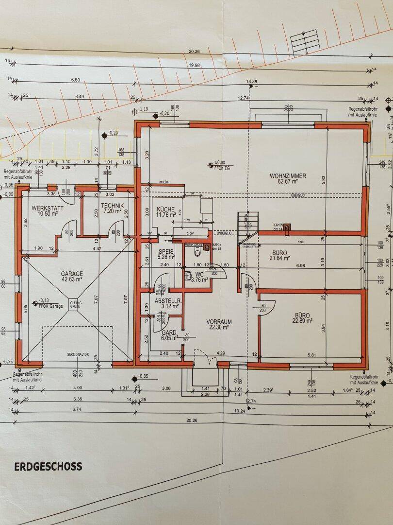 Grundriss des Erdgeschosses mit Wohnzimmer, Küche, Garage und Büroräumen.