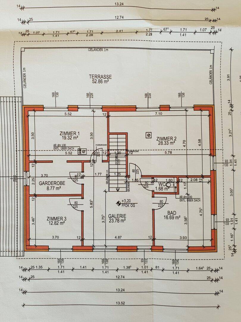 Grundriss des Obergeschosses mit drei Zimmern, Bad, WC und großer Terrasse.
