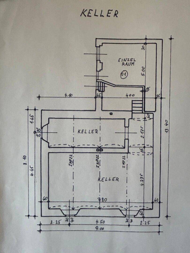 Grundriss des Kellers mit mehreren Räumen und Treppenabgang.