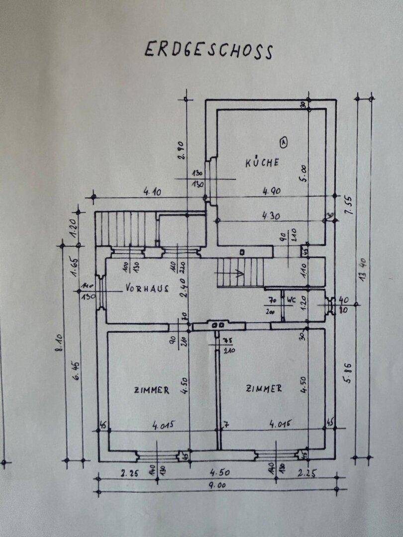 Handgezeichneter Grundriss des Erdgeschosses mit Küche, zwei Zimmern, Vorhaus und WC.