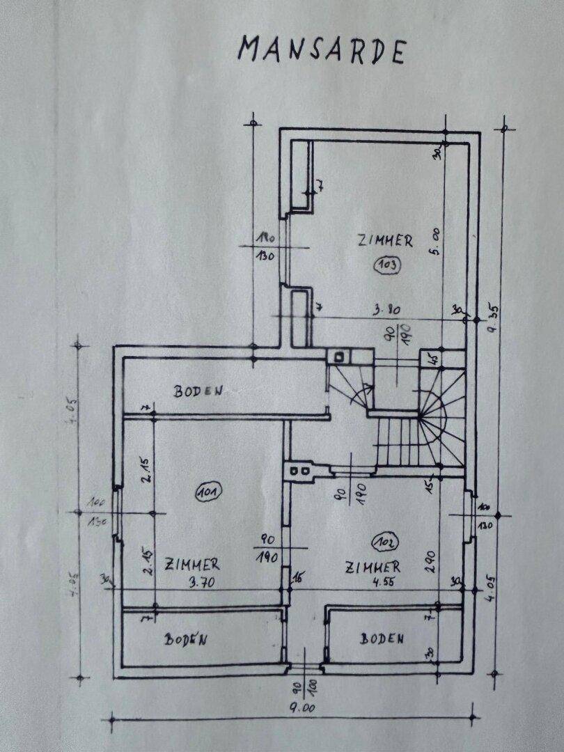 Handgezeichneter Grundriss des Dachgeschosses (Mansarde) mit drei Zimmern und Abstellflächen.