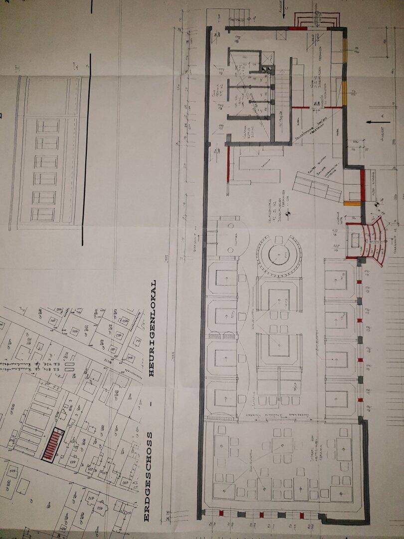 Detaillierter Grundriss des Erdgeschosses mit verschiedenen Bereichen und angrenzendem Katasterplan.
