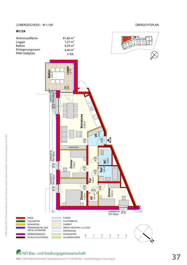 Grundriss einer Wohnung im Obergeschoss mit offenem Wohnbereich, drei Zimmern und Balkon.