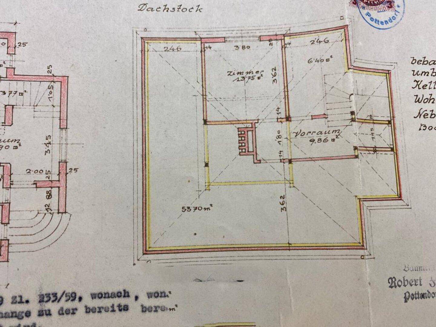 Handgezeichneter Grundriss des Dachgeschosses mit Zimmern und Vorraum.